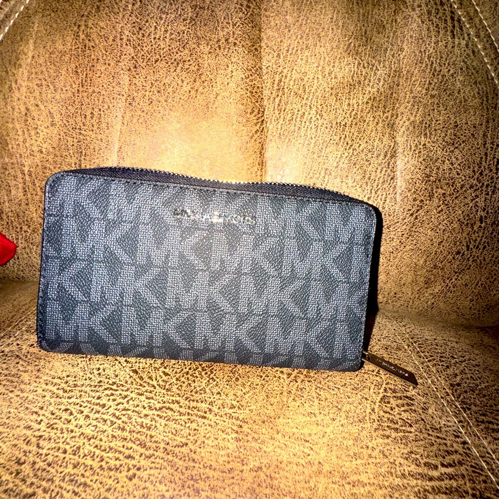 Michael Kors Medium Travel Phone Holder Wallet Wristlet in Black